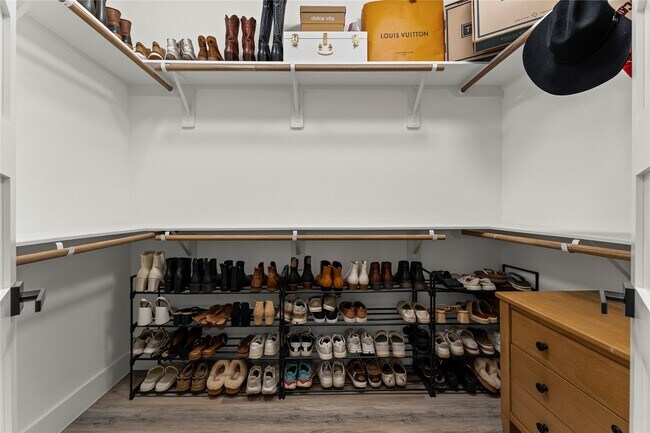 Building Photo - 1228 Wycliffe Dr