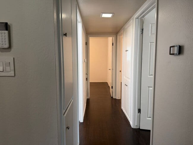 Building Photo - Adorable 3 bedroom 1.5 bath home garden setting