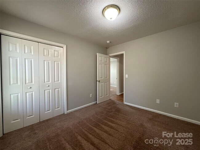 Building Photo - 135 Braeburn Dr