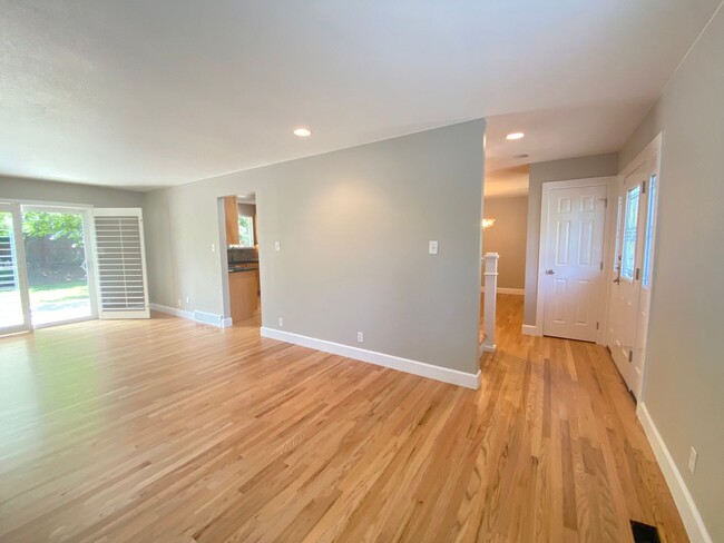 Building Photo - Updated 4 Bed 3.5 Bath Craftsman Style Hom...