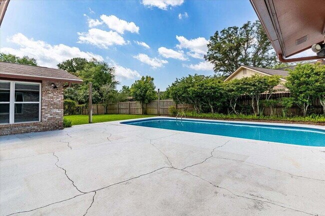 Building Photo - "Charming 3-Bed Oasis with Private Pool in Fort Walton Beach!"