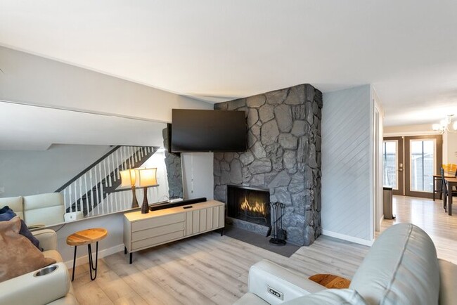 Building Photo - Townhome w 2 Fireplaces!