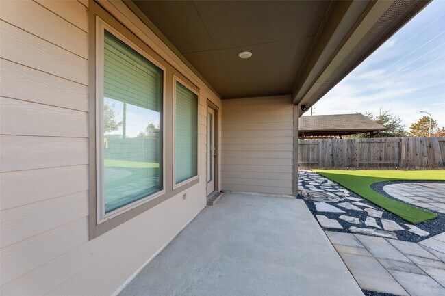 Building Photo - 7526 Highland Chase Dr
