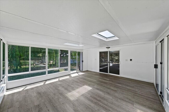 Building Photo - Spacious Middleton Home, Utilities & Lawn Care Included