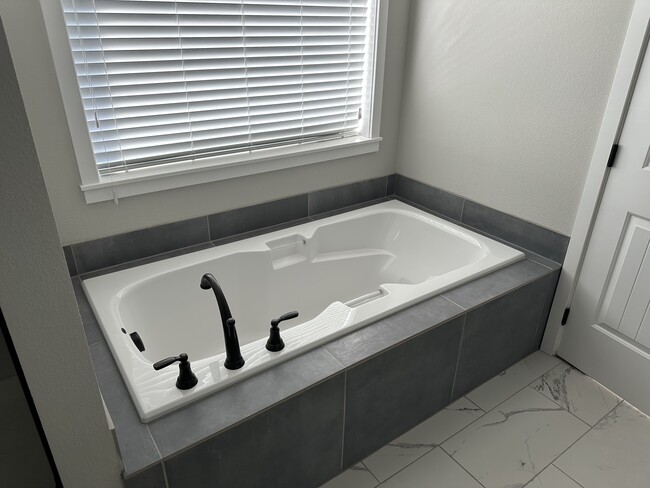 Building Photo - 22405 SW Frst Crk Wy