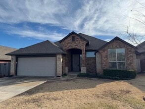 Building Photo - 2704 SE 38th St