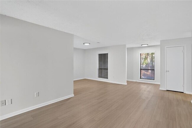 Building Photo - 8740 Roswell Rd