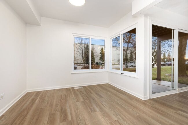 Building Photo - 1353 Kingsbury Dr