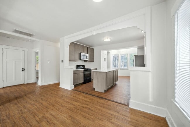 Building Photo - UT PRE-LEASE: 5 bed / 3 bath Remodeled Wes...