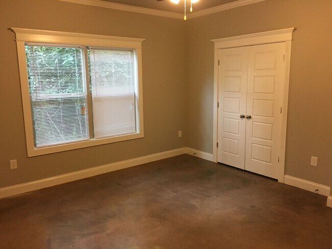 Building Photo - Pre- Leasing Fall 2026 5 Bedroom Near Down...