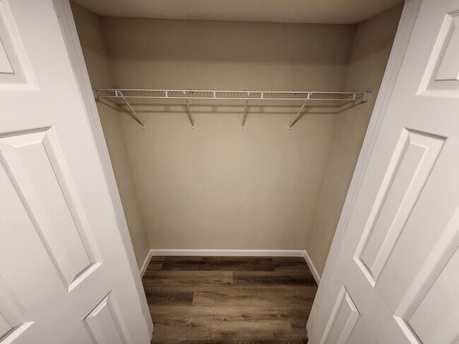 Building Photo - Spacious 3-Bedroom, 1-Bathroom Home AVAILABLE NOW!!