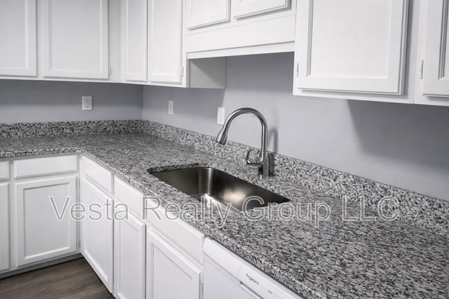 Building Photo - 5650 Waterford Ct