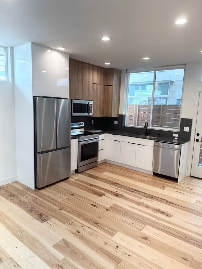 Building Photo - Just listed! Modern 2-bed, 2-bath Townhome...