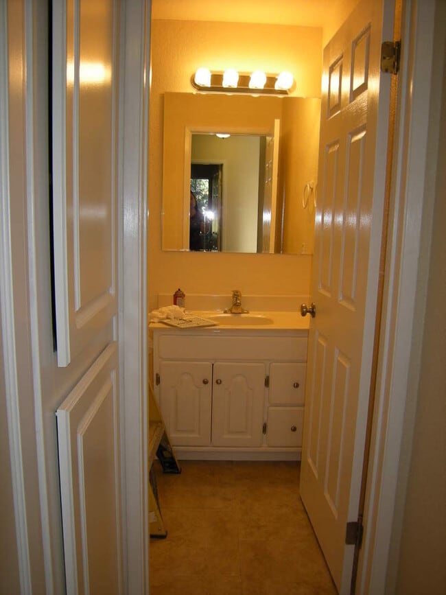 Building Photo - Walking distance to Cambridge Elementary S...