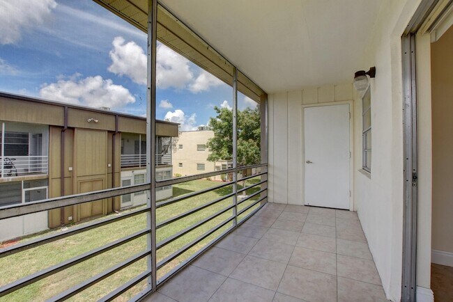 Building Photo - 127 Burgundy B