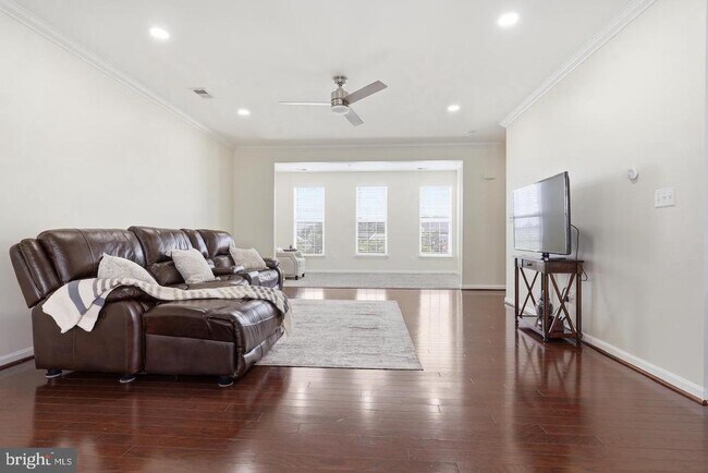 Building Photo - 7931 Crescent Park Dr