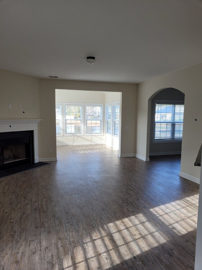 Building Photo - Three-Bedroom Home for Rent in New Riverside!