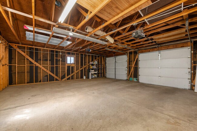 Building Photo - 2140 Robin Dr
