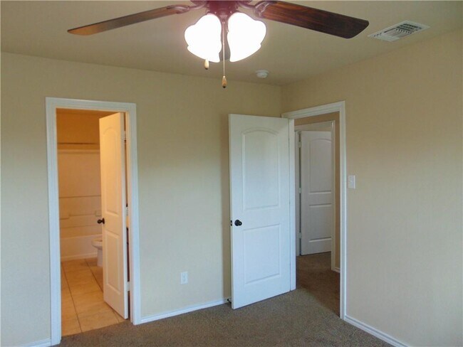 Building Photo - 185 Creekside Villa Dr