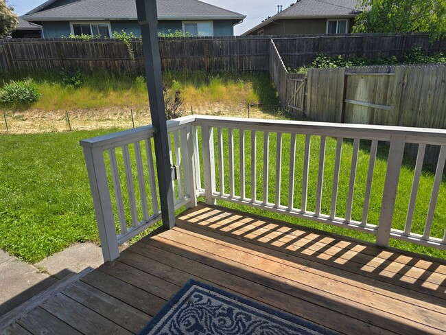 Building Photo - 3 bed 2 bath   Home for Rent in Grants Pass