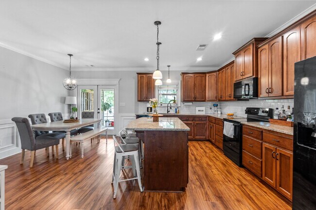 Building Photo - "Charming 3-Bedroom Home with 2 Full Baths...