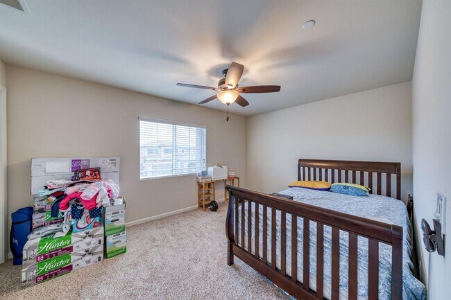 Building Photo - Beautiful 5 bedroom / 4 bath near Clovis East