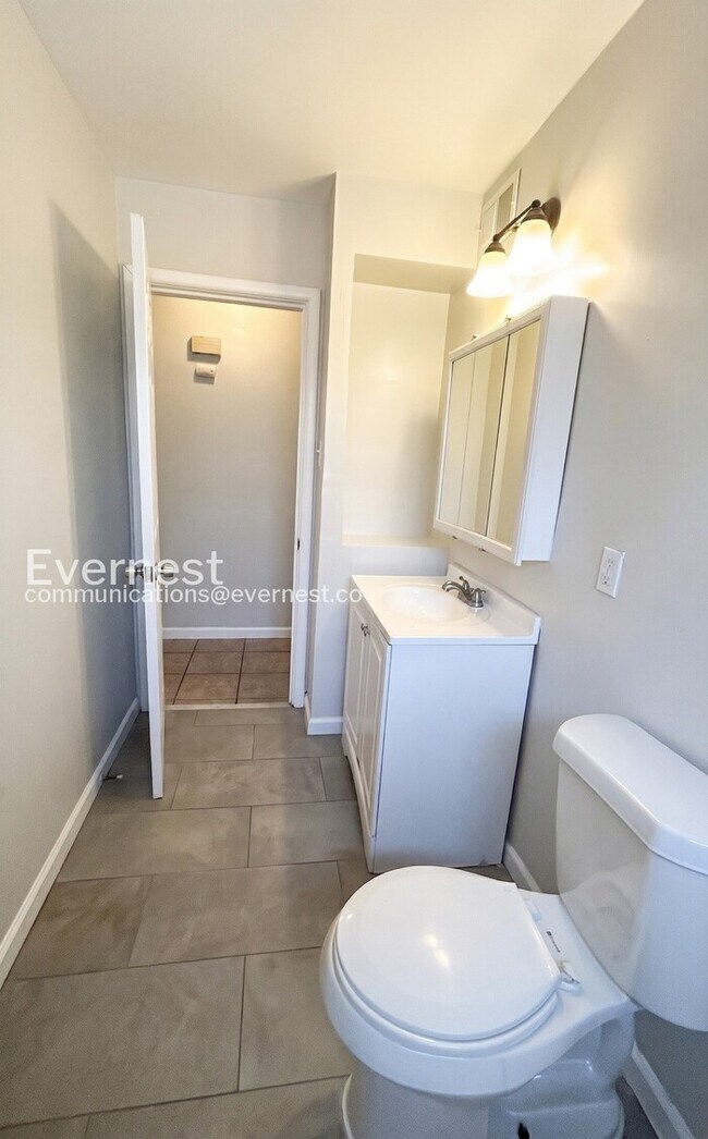 Building Photo - 3 Bed / 1 Bath / Vouchers Accepted / Available Now!