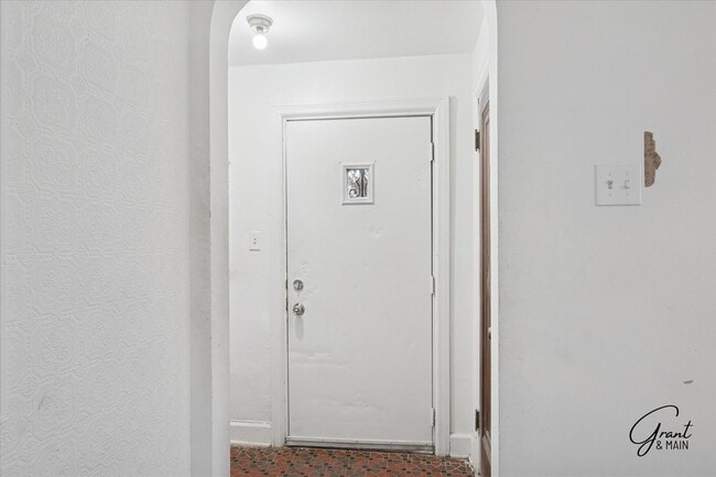 Building Photo - $1,200 - Large East Side 3 Bedroom