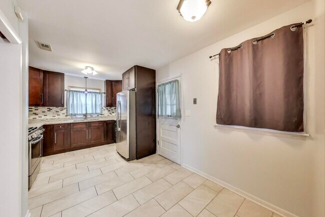 Building Photo - 4257 Oakton St