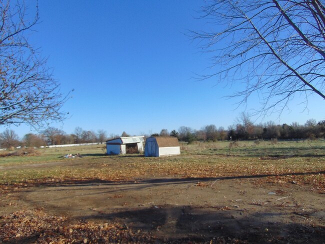 Building Photo - Large 2 Bedroom 1 Bath Farm House!