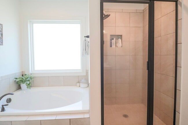 Building Photo - Spacious 4 Bedroom, Pet Friendly with Fenced In Backyard, Mimosa Bay Community Amenities