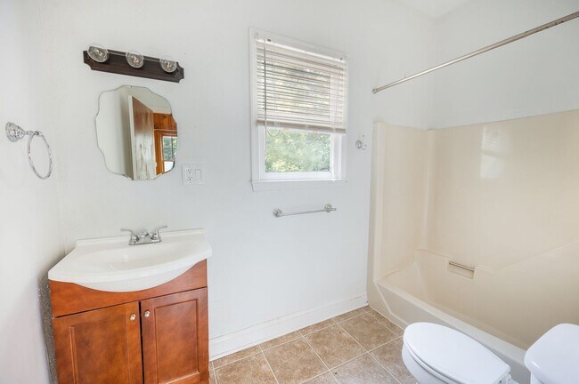 Building Photo - Beautifully updated House in Rivermont