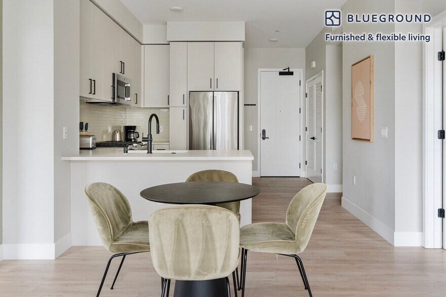 Building Photo - 555 E Evelyn Ave