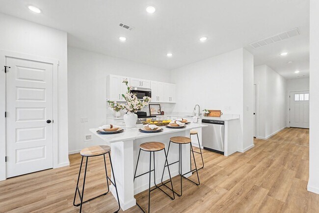 Building Photo - 3 Bed, 2 Bath Home !!