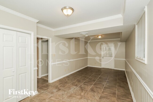 Building Photo - 335 Sharon Dr