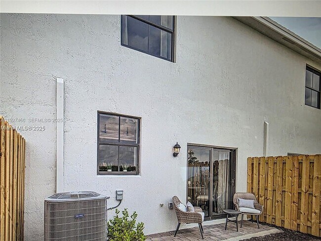 Building Photo - 271 NE 16th St