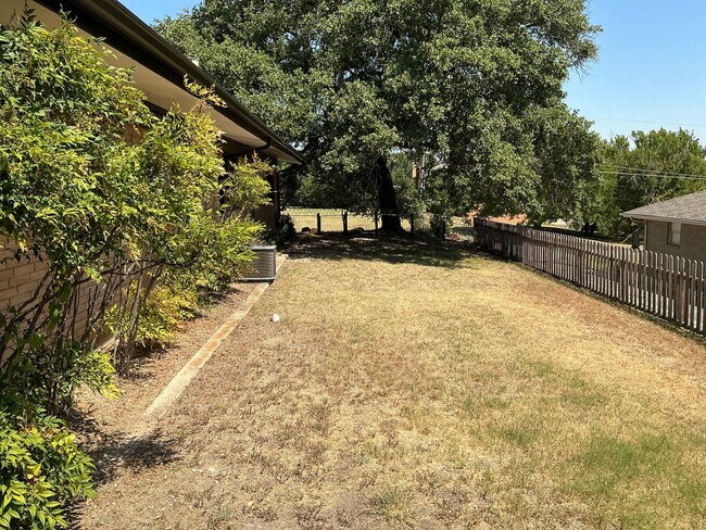 Building Photo - Spacious 3/2.5 Home with Office+Den Neighb...