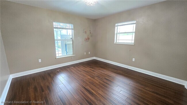 Building Photo - 268 Grosbeak Ave