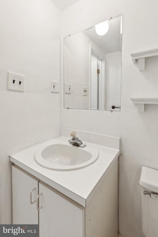 Building Photo - Great Townhouse w/ 2 Bedrooms, 1.5 Baths, ...