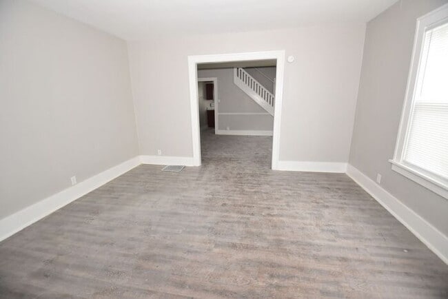 Building Photo - 2 bedroom Mishawaka Duplex