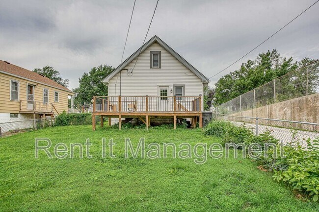Building Photo - 1823 S 60th St