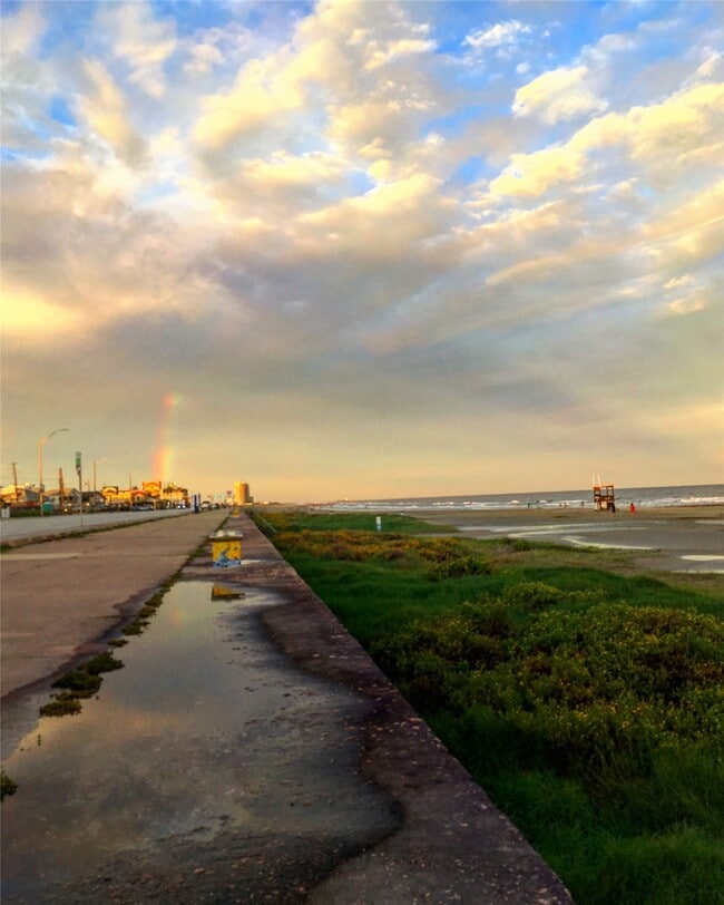 Building Photo - 2010 The Strand