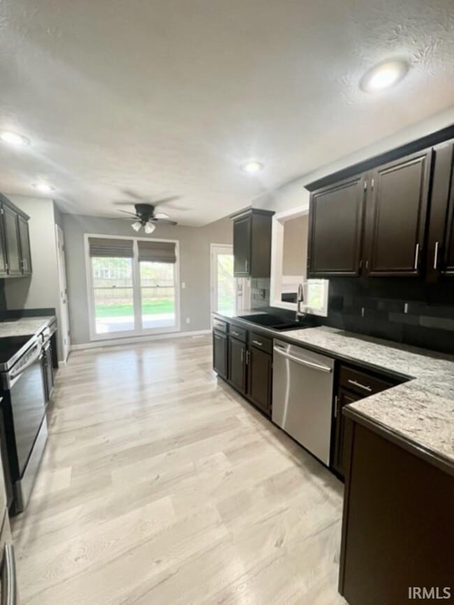 Building Photo - 8933 Shadow Ridge Dr