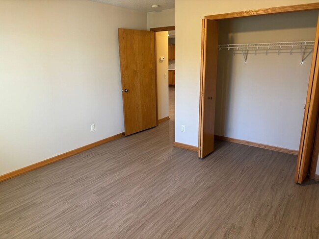 Building Photo - Updated One Level 2 Bedroom Townhome