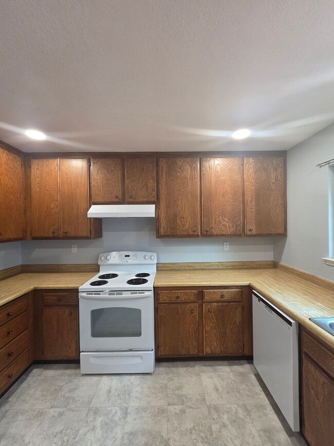 Building Photo - **Move - In Specials Available ! Reduced D...