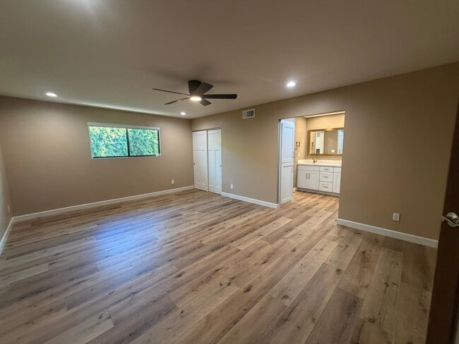 Building Photo - 9225 N Arroya Vista Dr W