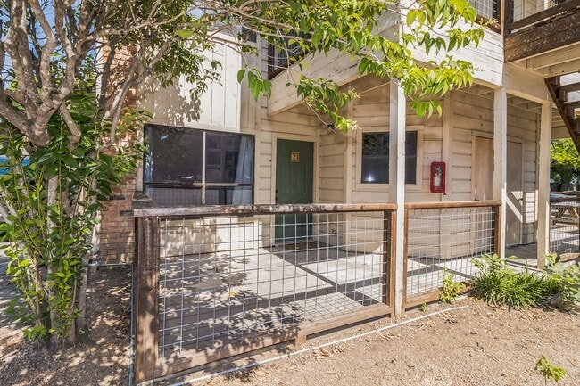 Primary Photo - 421 W San Antonio St