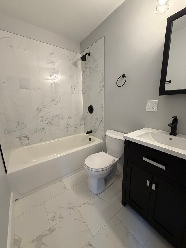 Building Photo - 2221 W 21st Pl