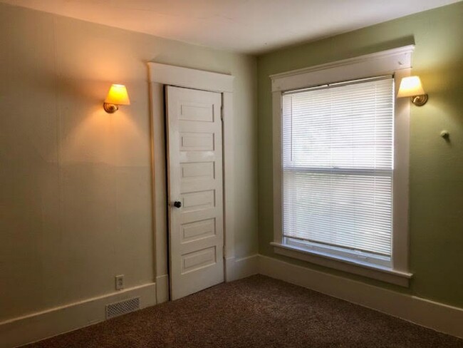 Building Photo - Rent this Cozy 2 Bedroom Heritage Hill NE ...