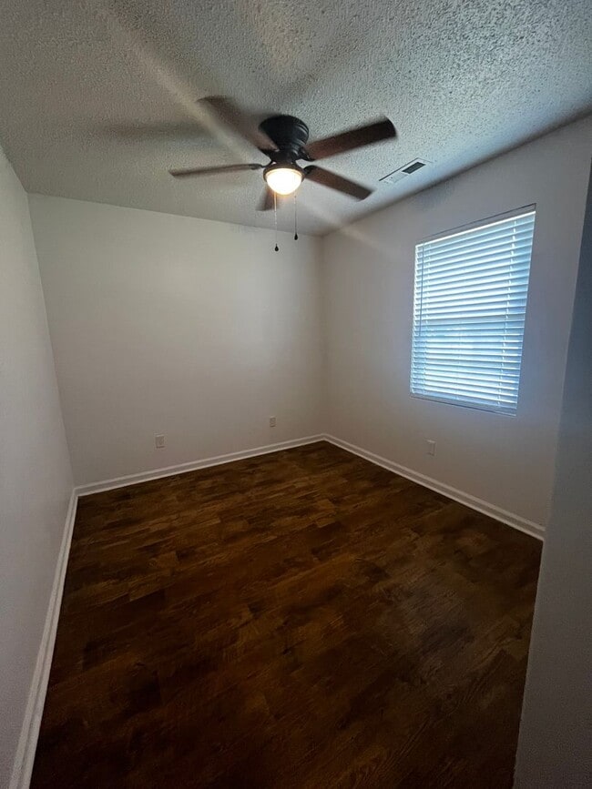 Building Photo - 3 Bedroom 1 Bath apartment!
